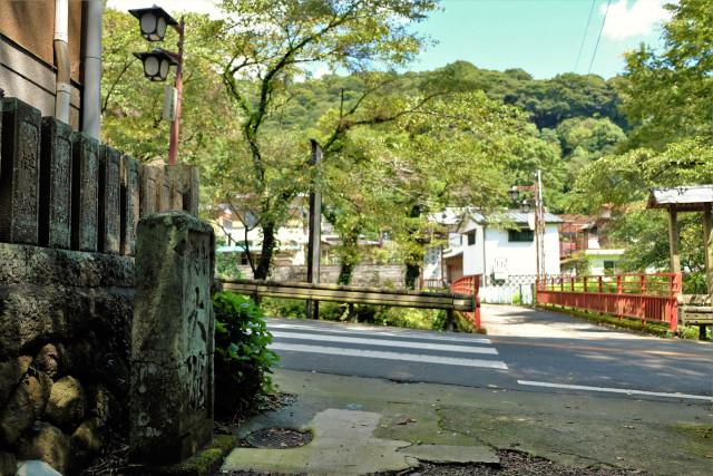 橋の袂の石碑